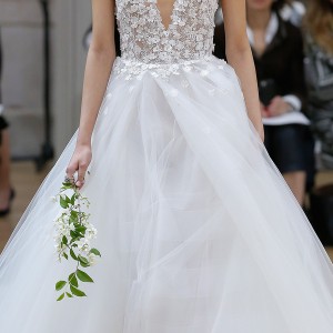 oscar de la renta spring 2018 bridal sleeveless deep v neck heavily embellished bodice tulle skirt romantic a  line wedding dress open v back chapel train (12) zv