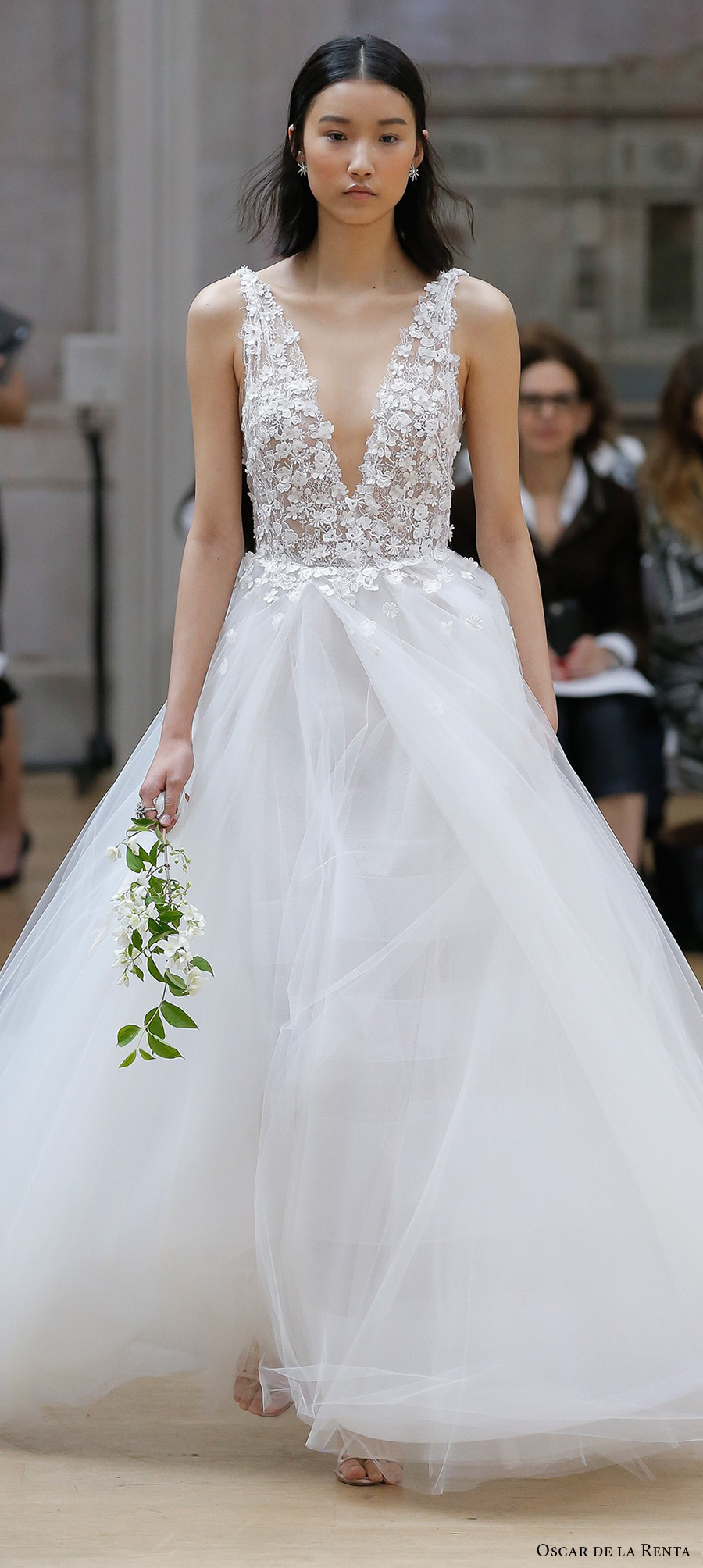 oscar de la renta spring 2018 bridal sleeveless deep v neck heavily embellished bodice tulle skirt romantic a  line wedding dress open v back chapel train (12) zv 