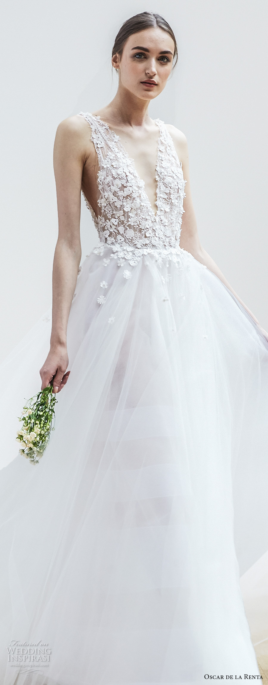 oscar de la renta spring 2018 bridal sleeveless deep v neck heavily embellished bodice tulle skirt romantic a  line wedding dress open v back chapel train (12) zv