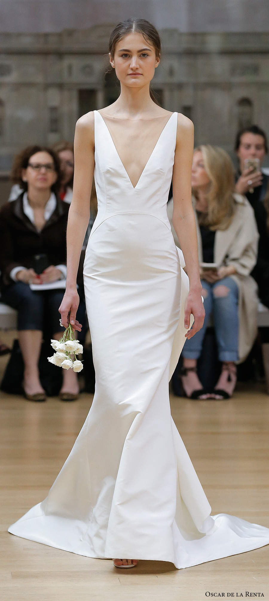 oscar de la renta spring 2018 bridal sleeveless deep v neck simple clean elegant fit and flare wedding dress open v back sweep train (11) mv 