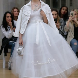 oscar de la renta spring 2018 bridal sleeveless scoop neckline simple clean tulle skirt pretty romantic tea length short wedding dress (02) mv