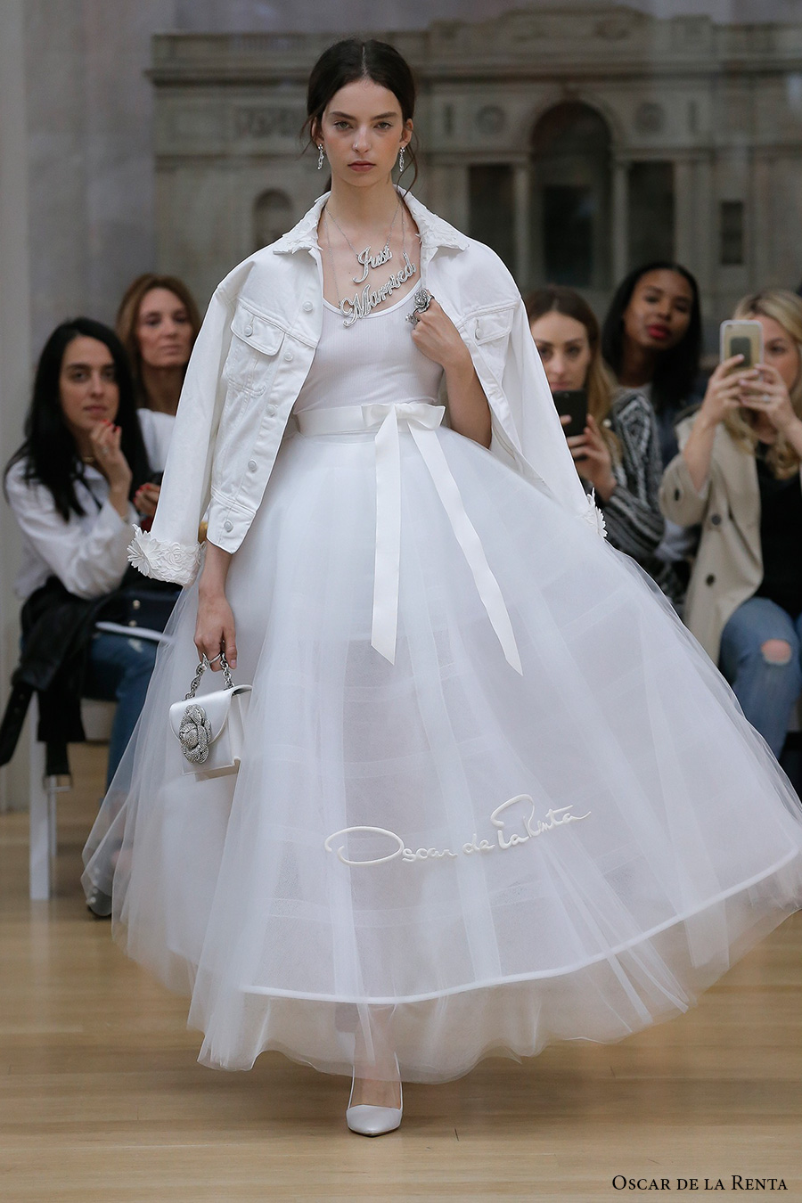 oscar de la renta spring 2018 bridal sleeveless scoop neckline simple clean tulle skirt pretty romantic tea length short wedding dress (02) mv 