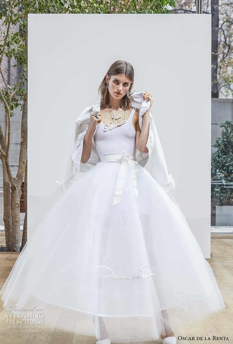 oscar de la renta spring 2018 bridal sleeveless scoop neckline simple clean tulle skirt pretty romantic tea length short wedding dress (02) mv