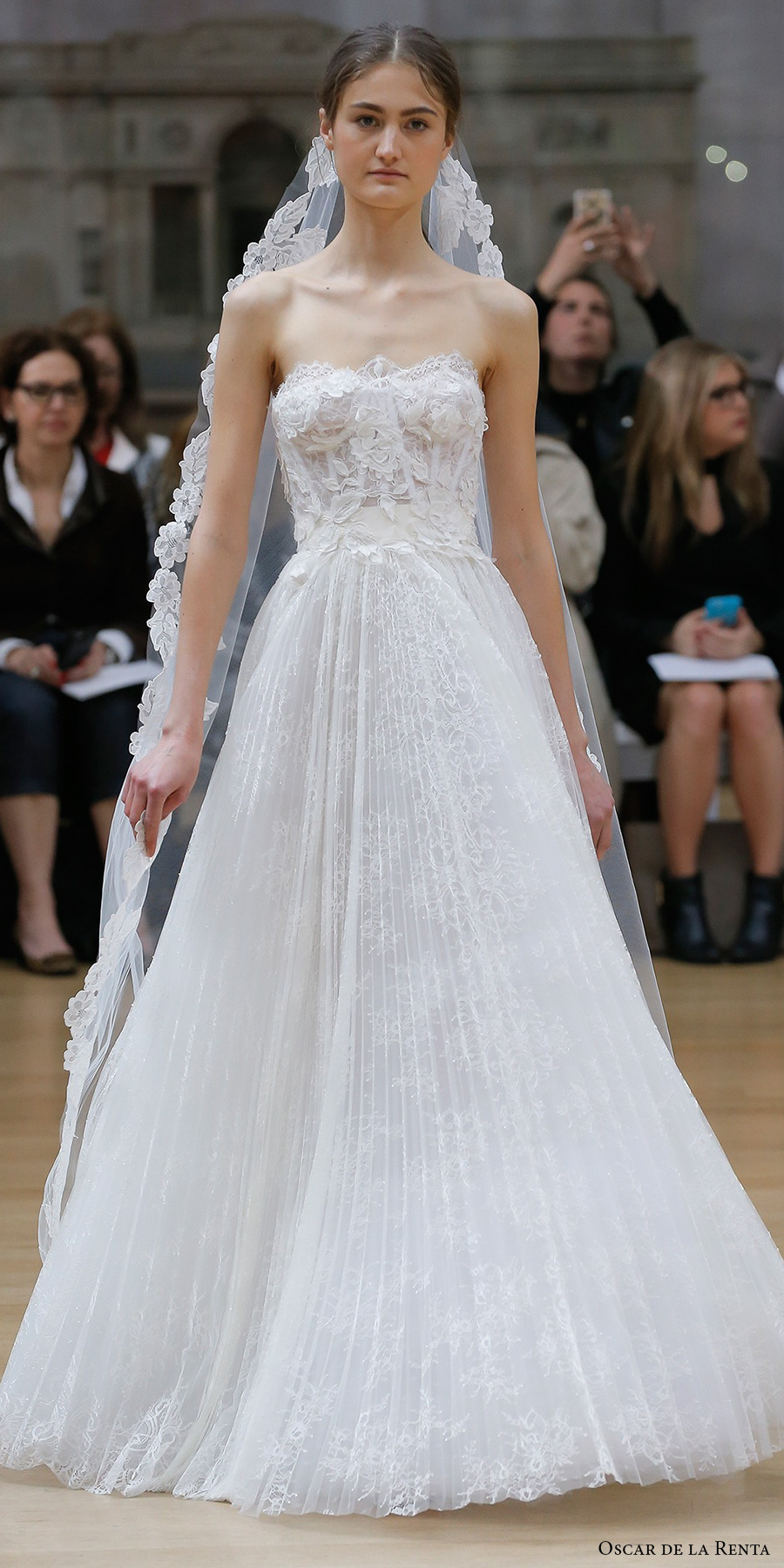 oscar de la renta spring 2018 bridal strapless straight across neckline full embellishment bustier romantic a  line wedding dress sweep train (05) mv 