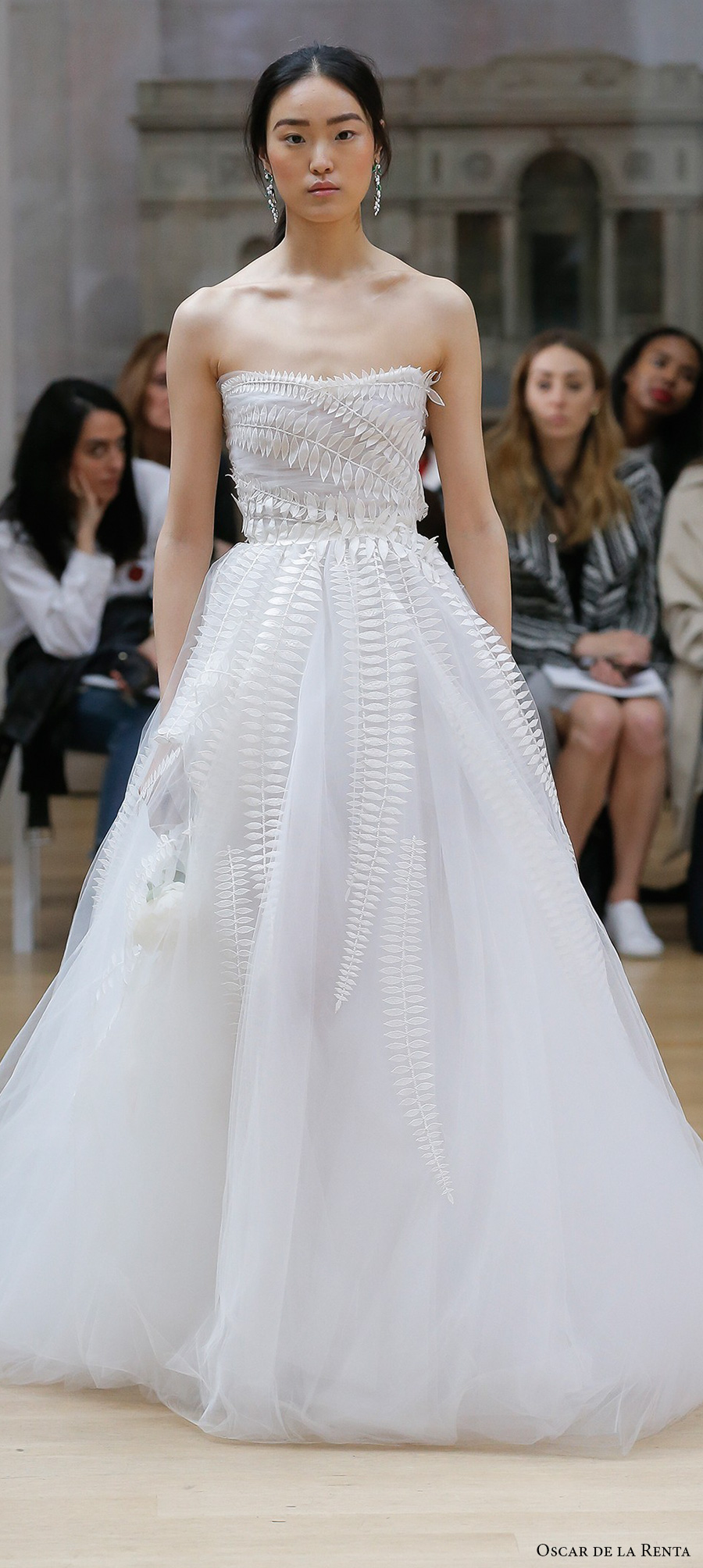 oscar de la renta spring 2018 bridal strapless straight across neckline heavily embellished bodice elegant romantic a  line wedding dress long train (19) mv 