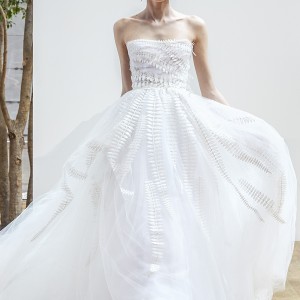 oscar de la renta spring 2018 bridal strapless straight across neckline heavily embellished bodice elegant romantic a  line wedding dress long train (19) mv