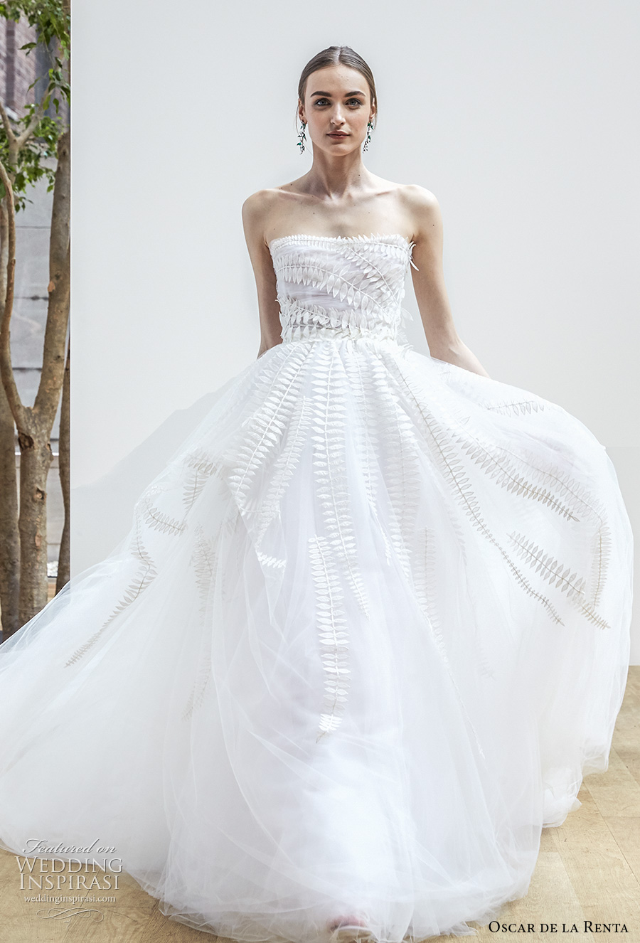 oscar de la renta spring 2018 bridal strapless straight across neckline heavily embellished bodice elegant romantic a  line wedding dress long train (19) mv