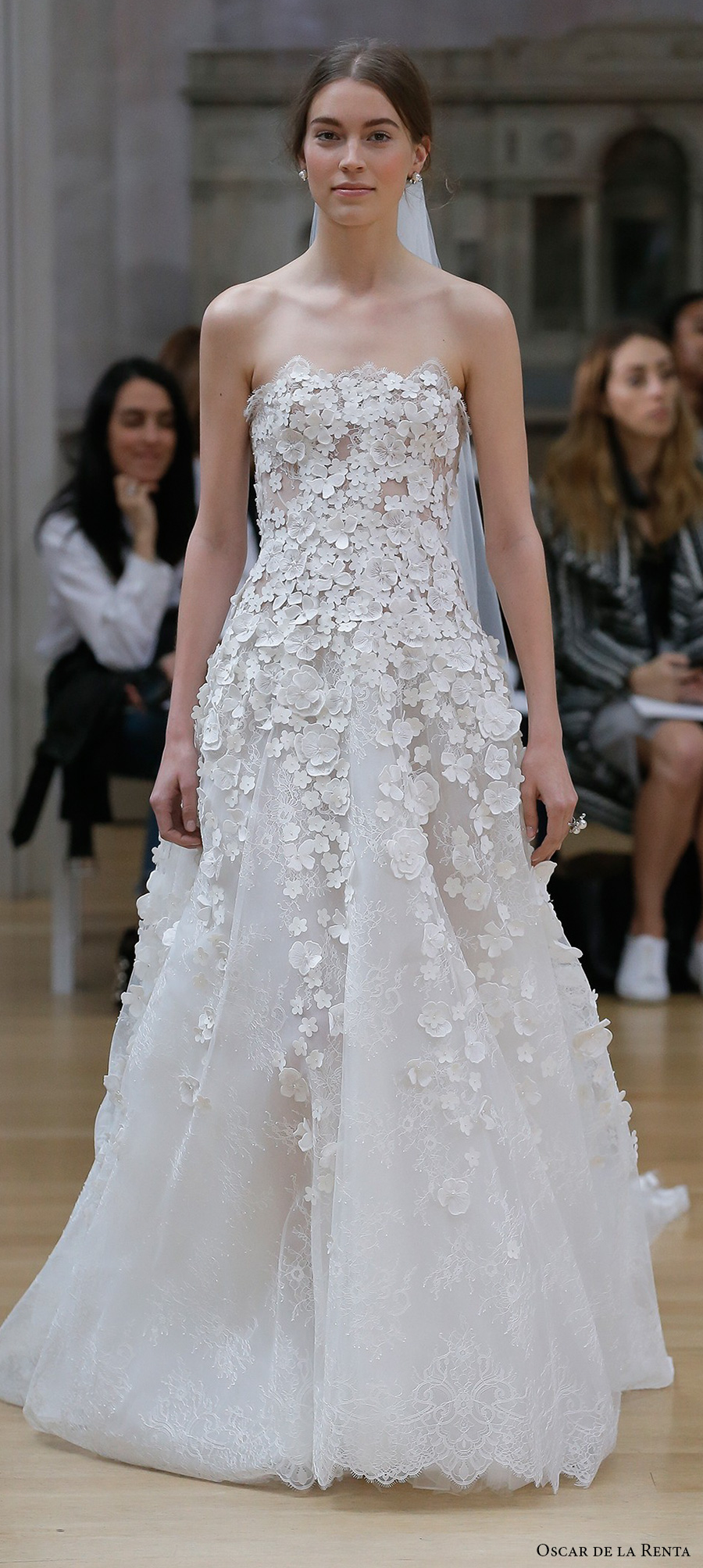 oscar de la renta spring 2018 bridal strapless straight across neckline heavily embellished bodice romantic a  line wedding dress chapel train (161) mv 