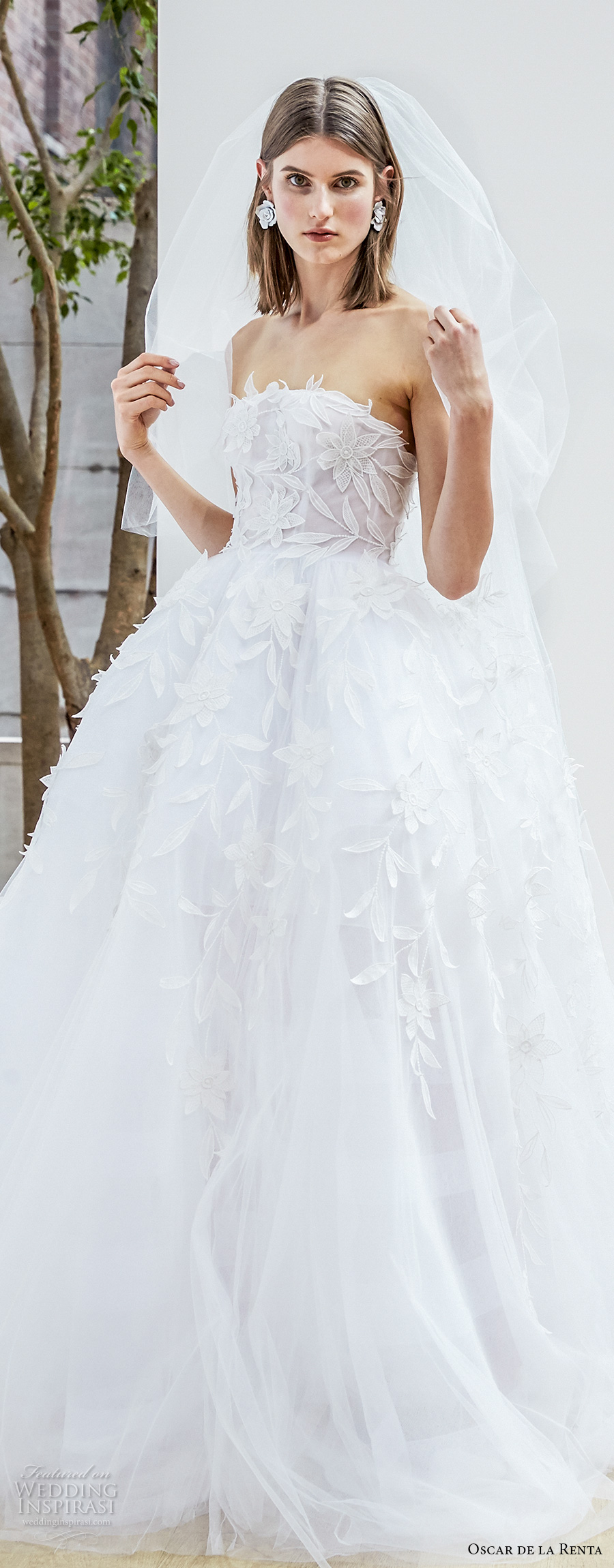 oscar de la renta spring 2018 bridal strapless straight across neckline heavily embellished bodice romantic princess ball gown wedding dress chapel train (20) zv