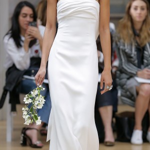 oscar de la renta spring 2018 bridal strapless straight across neckline ruched bodice simple clean elegant sheath column wedding dress ribbon back sweep train (09) mv