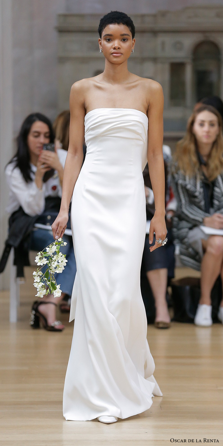 oscar de la renta spring 2018 bridal strapless straight across neckline ruched bodice simple clean elegant sheath column wedding dress ribbon back sweep train (09) mv 