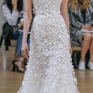 oscar de la renta spring 2018 bridal strapless sweetheart neckline heavily embellished bodice romantic a  line wedding dress chapel train (15) mv
