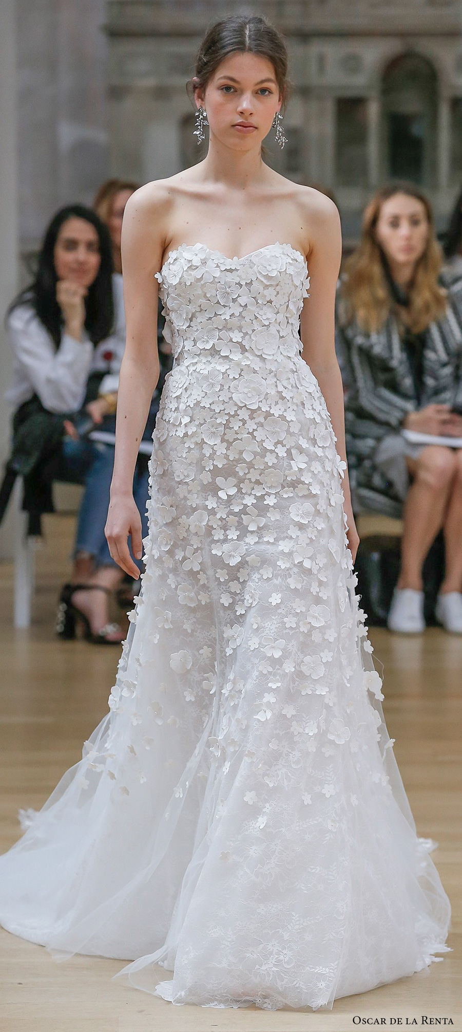 oscar de la renta spring 2018 bridal strapless sweetheart neckline heavily embellished bodice romantic a  line wedding dress chapel train (15) mv 