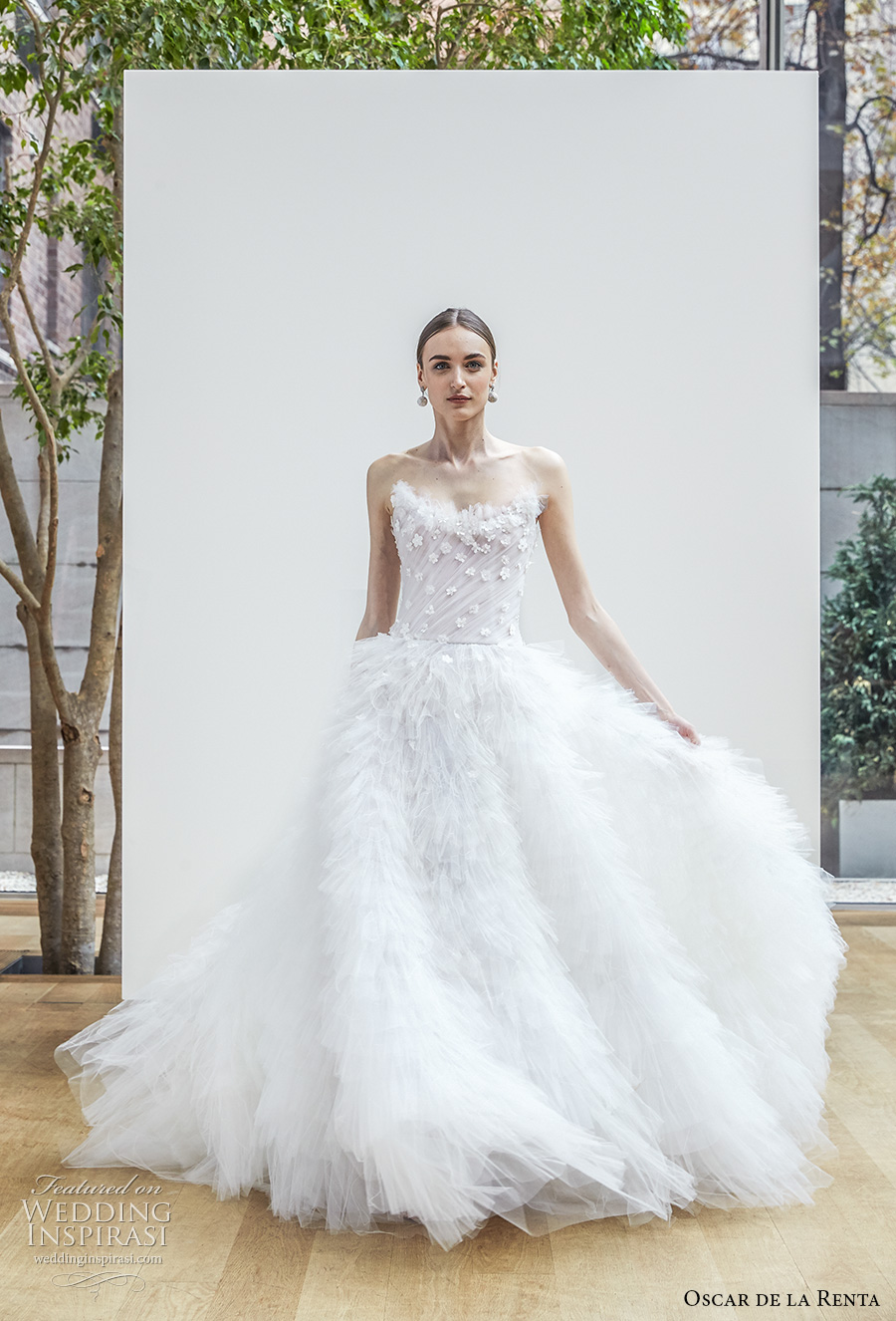 oscar de la renta spring 2018 bridal strapless sweetheart neckline heavily embellished bodice ruffled skirt romantic princess chapel train (01) mv