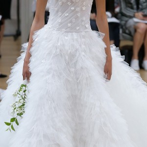 oscar de la renta spring 2018 bridal strapless sweetheart neckline heavily embellished bodice ruffled skirt romantic princess chapel train (01) zv