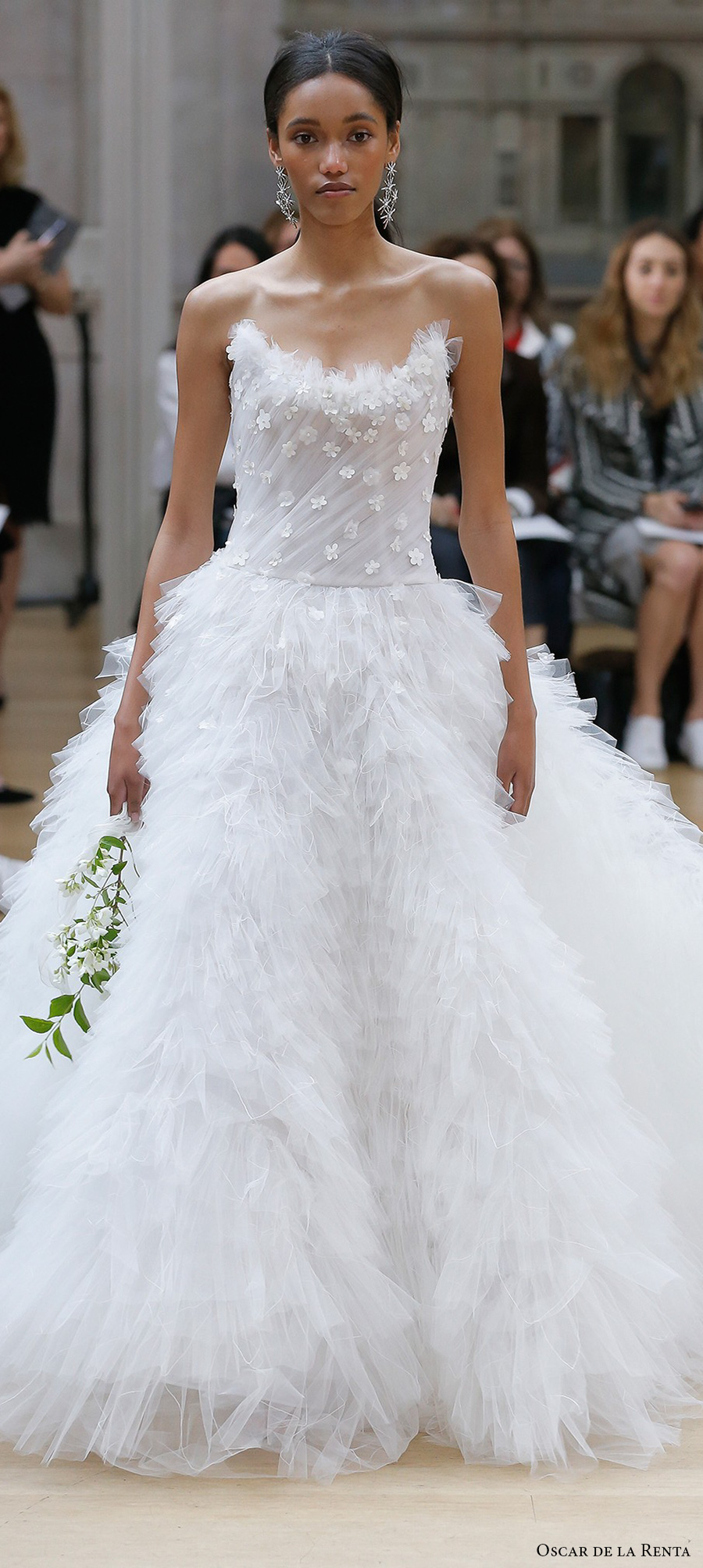 oscar de la renta spring 2018 bridal strapless sweetheart neckline heavily embellished bodice ruffled skirt romantic princess chapel train (01) zv 