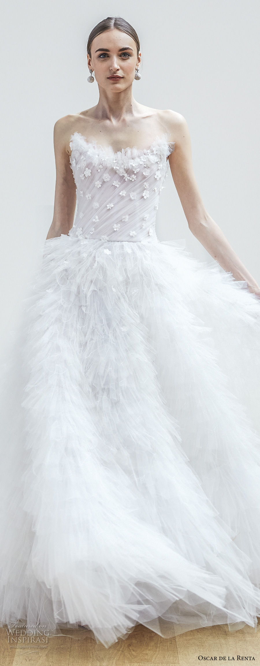 oscar de la renta spring 2018 bridal strapless sweetheart neckline heavily embellished bodice ruffled skirt romantic princess chapel train (01) zv