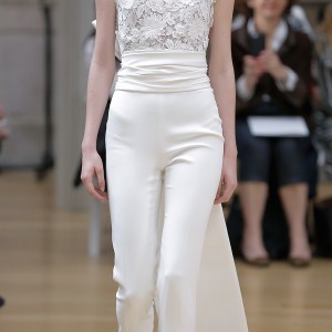 oscar de la renta spring 2018 bridal strapless sweetheart neckline heavily embellished bodice sophiscated jumpsuit wedding dress ribbon back (08) mv