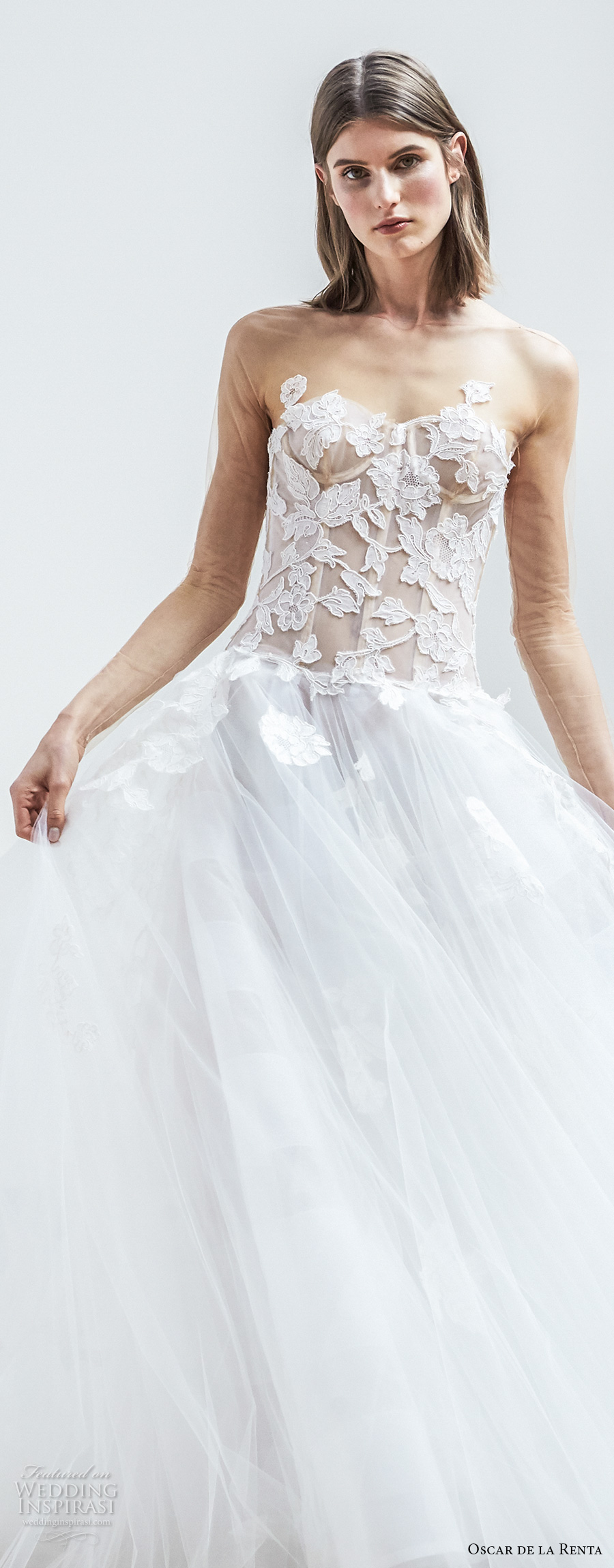 oscar de la renta spring 2018 bridal strapless sweetheart neckline heavily embellished bodice tulle skirt romantic a  line wedding dress open back chapel train (06) zv