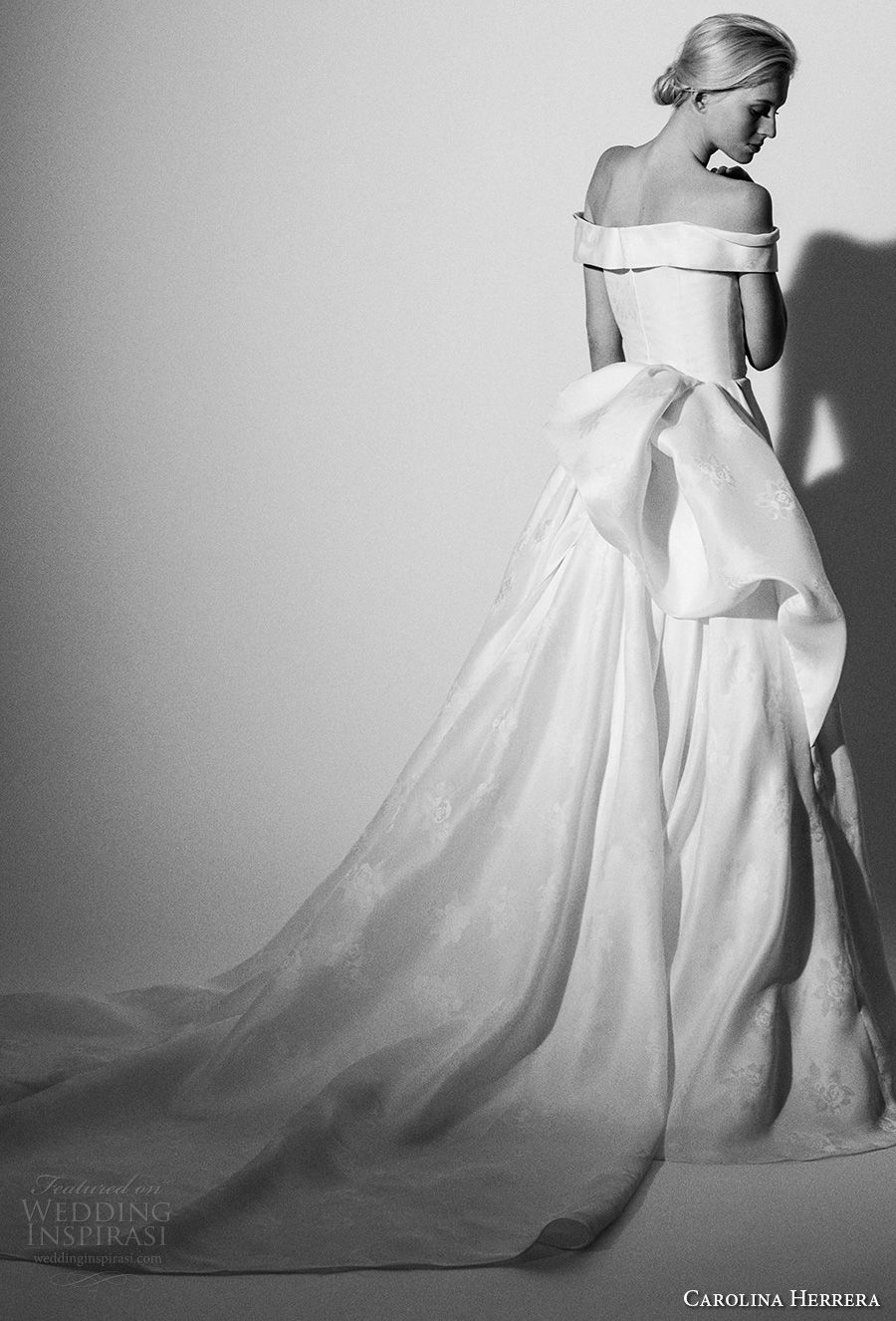 carolina herrera spring 2018 bridal off the shoulder simple light embellishment elegant princess ball gown a  line wedding dress royal train (15) mv