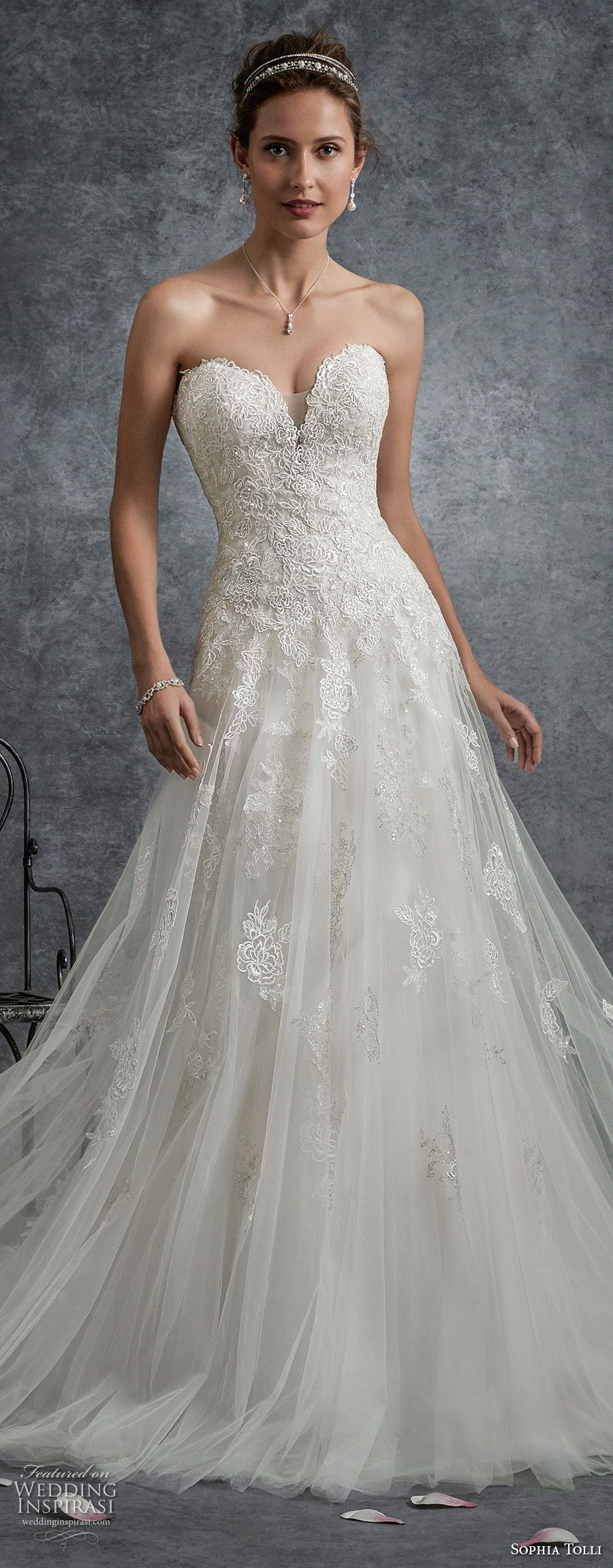 sophia tolli fall 2017 bridal strapless sweetheart neckline heavily embellished bodice romantic a line wedding dress chapel train (10) zv sophia tolli fall 2017 bridal strapless sweetheart neckline heavily embellished bodice romantic a line wedding dress chapel train (10) zv
