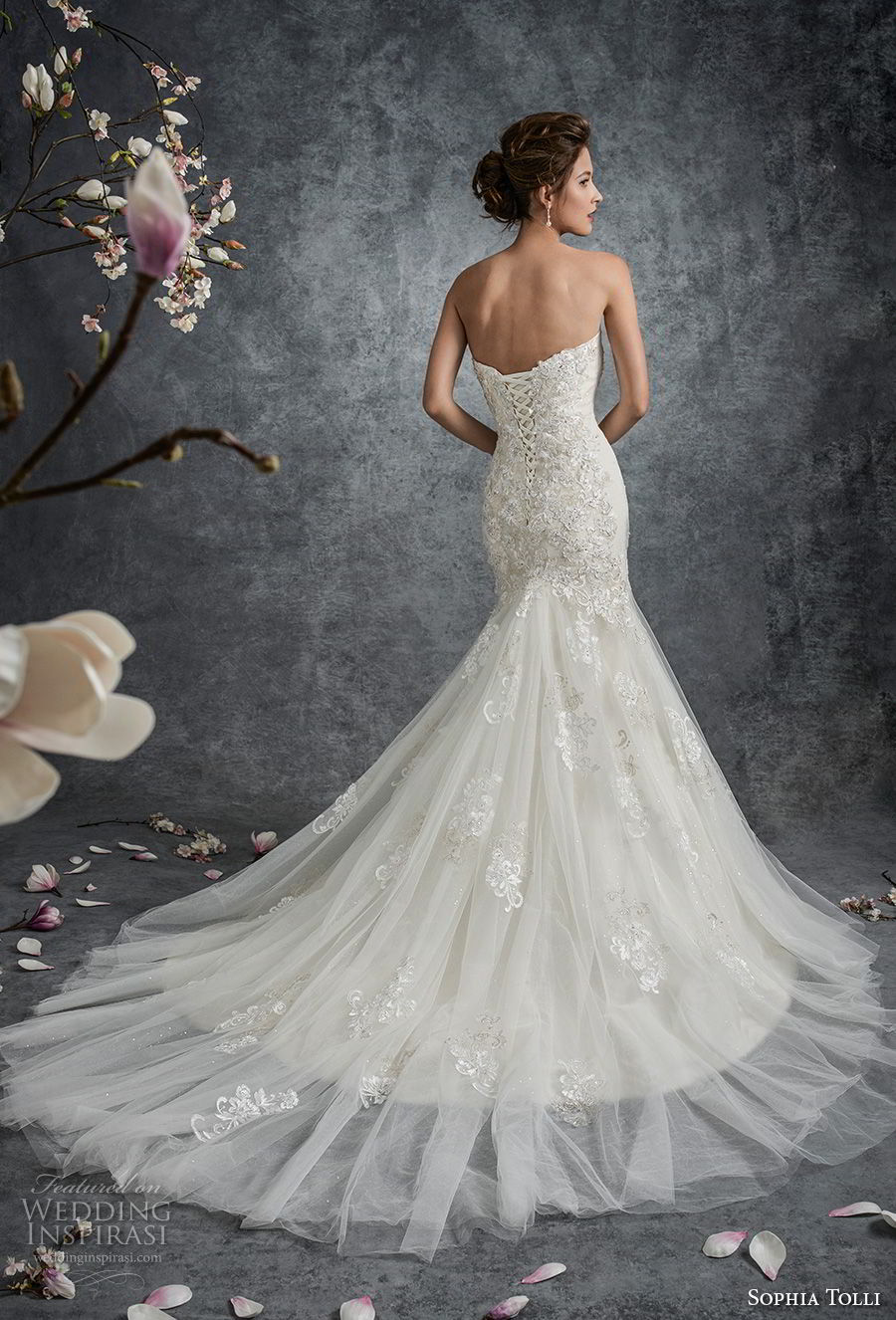 sophia tolli fall 2017 bridal strapless sweetheart neckline heavily embellished bodice tulle skirt drop waist elegant a line wedding dress chapel train (22) bv sophia tolli fall 2017 bridal strapless sweetheart neckline heavily embellished bodice tulle skirt drop waist elegant a line wedding dress chapel train (22) bv