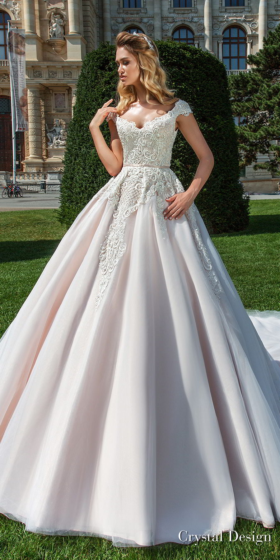 Best Wedding Dresses for Fall 2018 Brides - Autumn 2018 Bridal Fashion  Trends