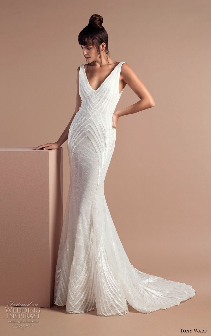 tony ward 2018 bridal sleeveless v neck full embellishment elegant sophiscated fit and flare wedding dress short train (13) mv