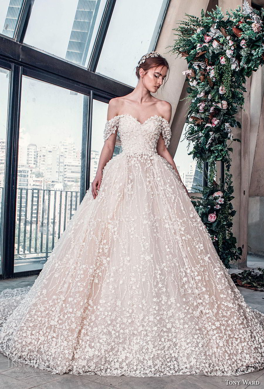 tony ward mariee 2019 off the shoulder sweetheart neckline full embellishment romantic princess ball gown a  line wedding dress royal train (11) mv