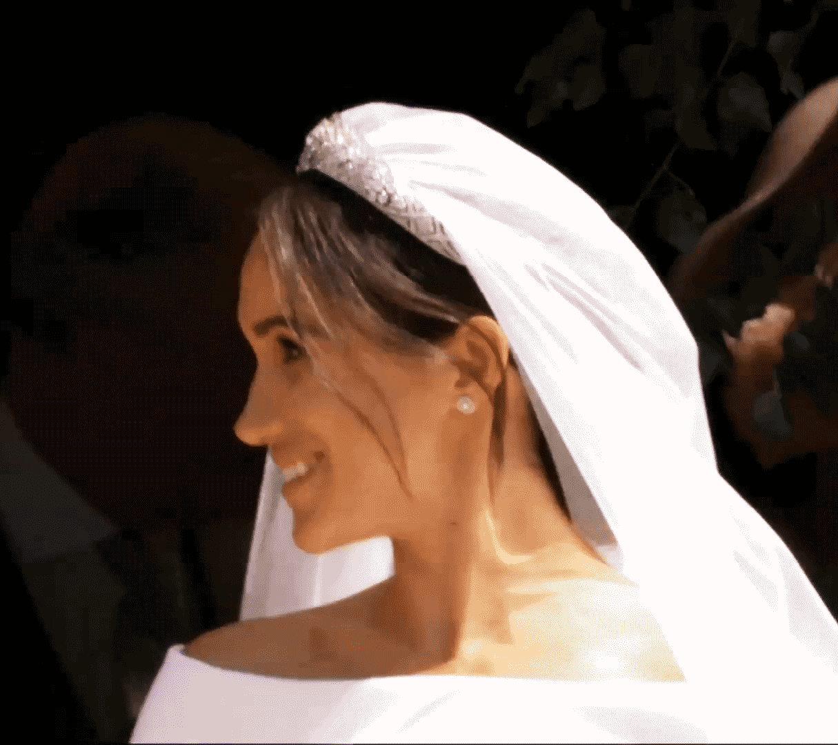 royal wedding 2018 meghan markle givenchy wedding dress chapel train cathedral veil queen mary tiara b17