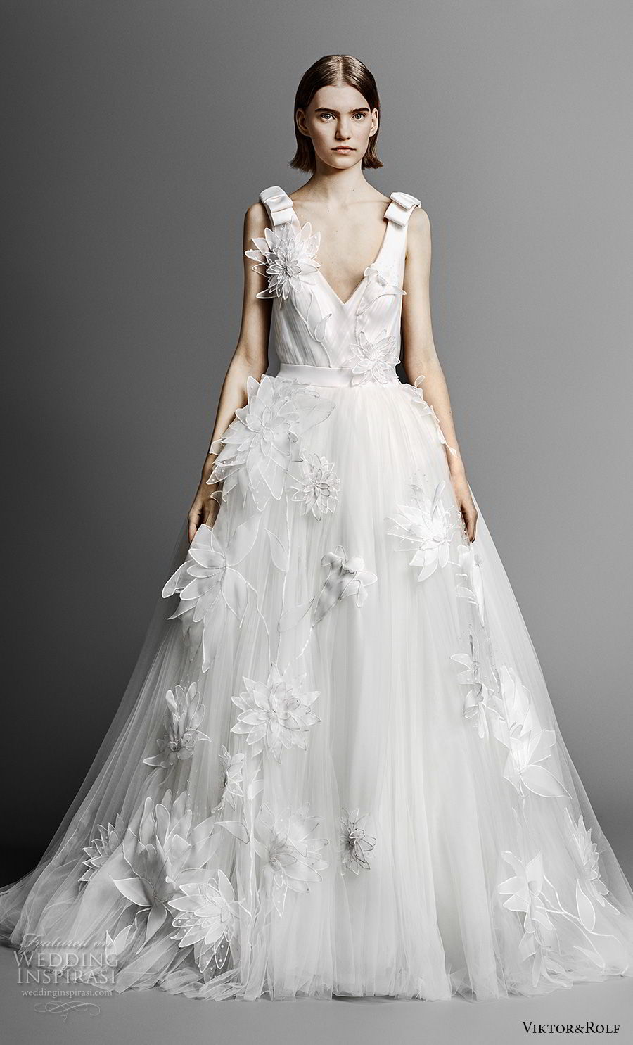 viktor and rolf spring 2019 bridal sleeveless deep v neck full embellishment tulle skirt romantic a  line wedding dress (1) mv