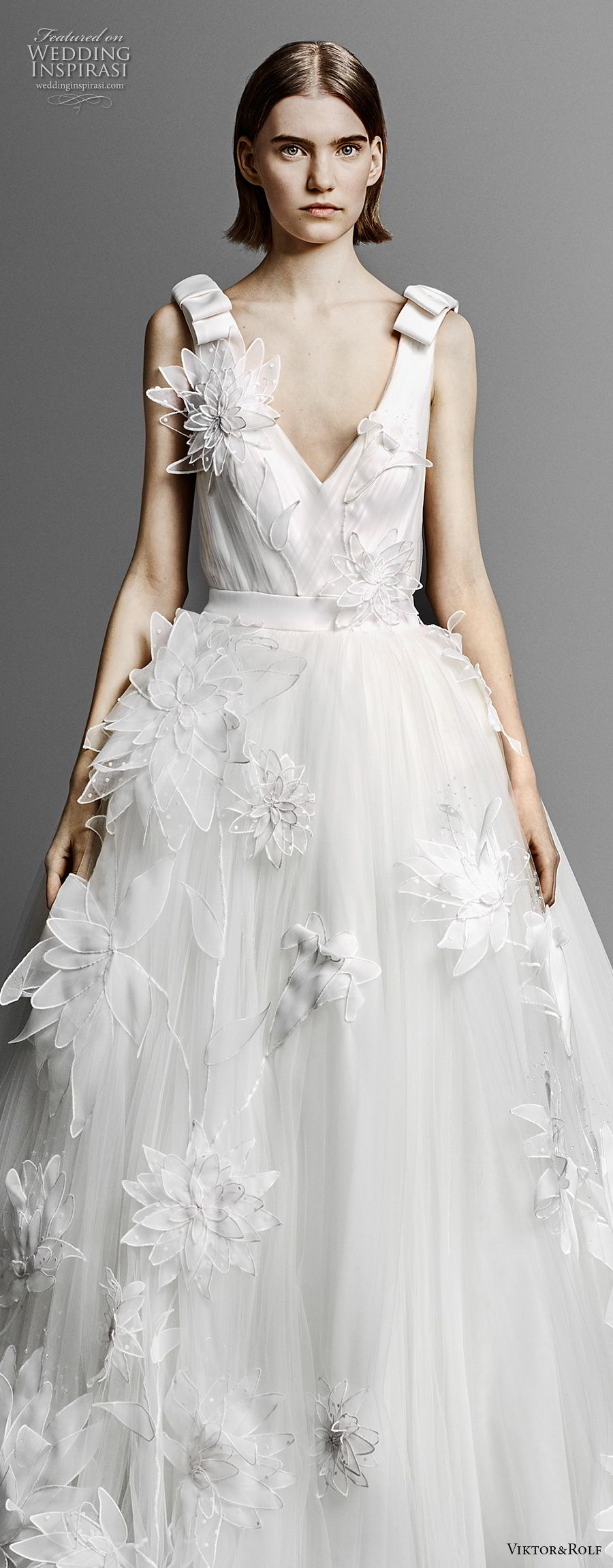 viktor and rolf spring 2019 bridal sleeveless deep v neck full embellishment tulle skirt romantic a  line wedding dress (1) zv