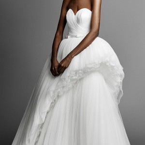 viktor and rolf spring 2019 bridal strapless sweetheart necklinr wrap over bodice romantic ball gown a  line wedding dress (3) mv