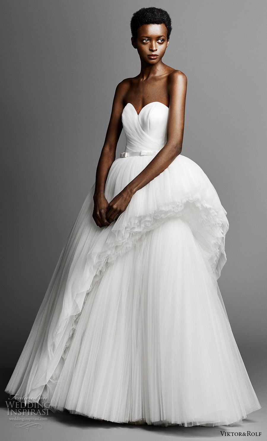 viktor and rolf spring 2019 bridal strapless sweetheart necklinr wrap over bodice romantic ball gown a  line wedding dress (3) mv