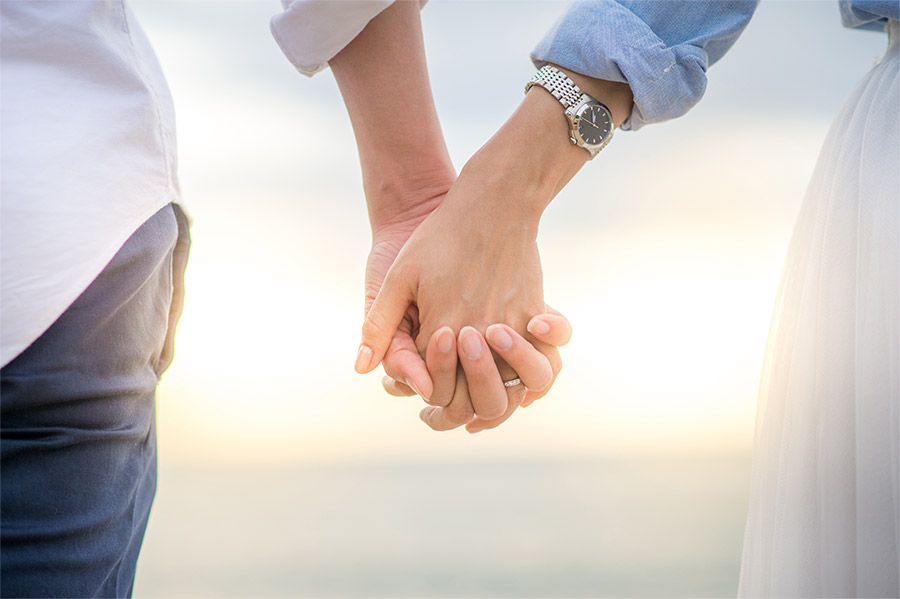 simon g jewelry 2018 committed to love married couple holding hands sunset.