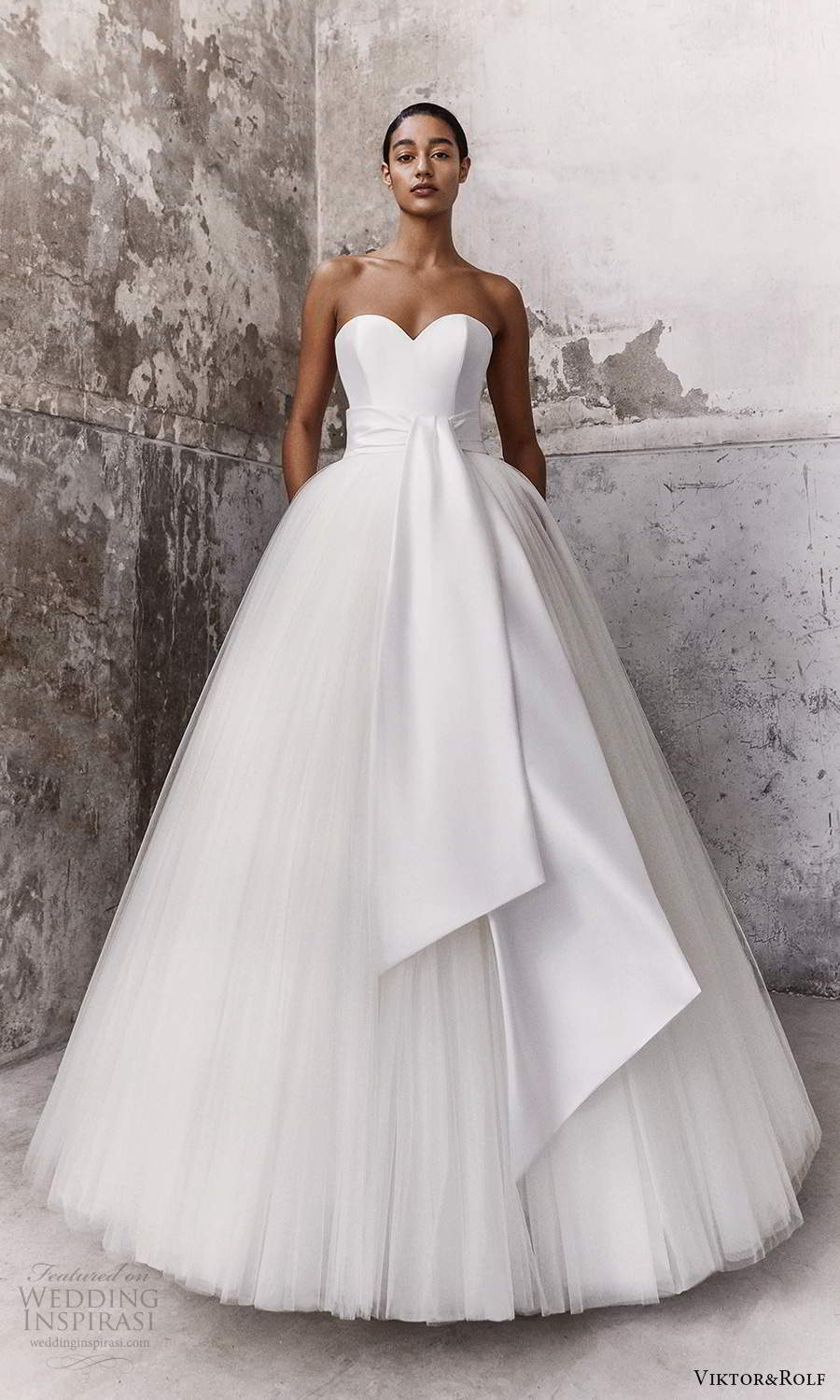 viktor and rolf fall 2021 bridal strapless sweetheart neckline clean minimalist a line ball gown wedding dress sash waist (5) mv