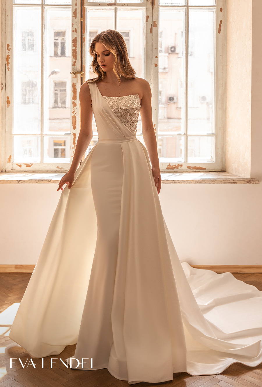 eva lendel 2022 bridal strapless sweetheart neckline simple minimalist bustier bodice sheath wedding dress a line overskirt chapel train (glam) zv