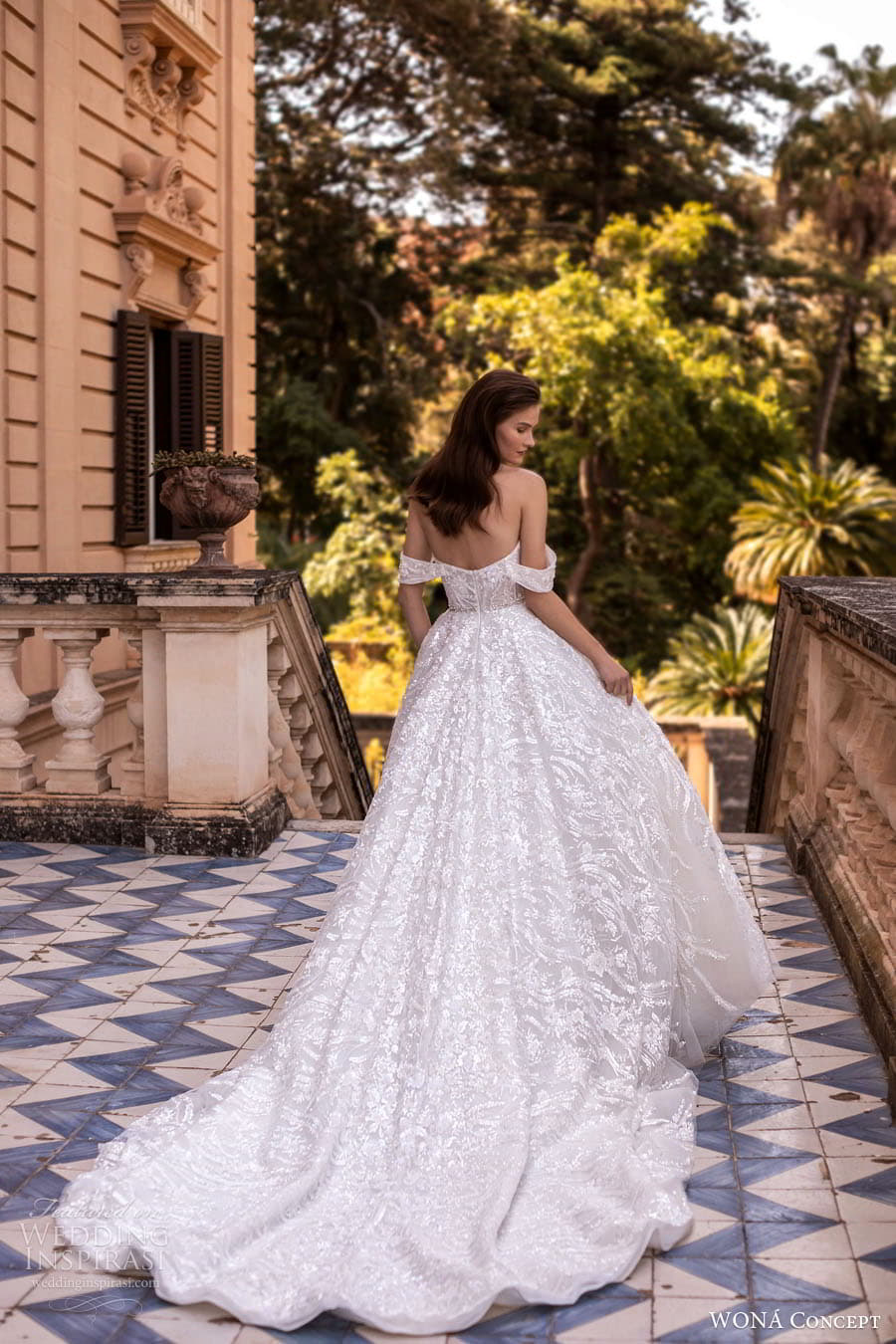 https://www.weddinginspirasi.com/wp-content/uploads/2022/09/wona-concept-2023-white-bridal-sleeve-sleeveless-strapless-strap-sweetheart-straight-v-neckline-mermaid-a-line-ball-gown-wedding-dress-chapel-train-bosco-2.jpg